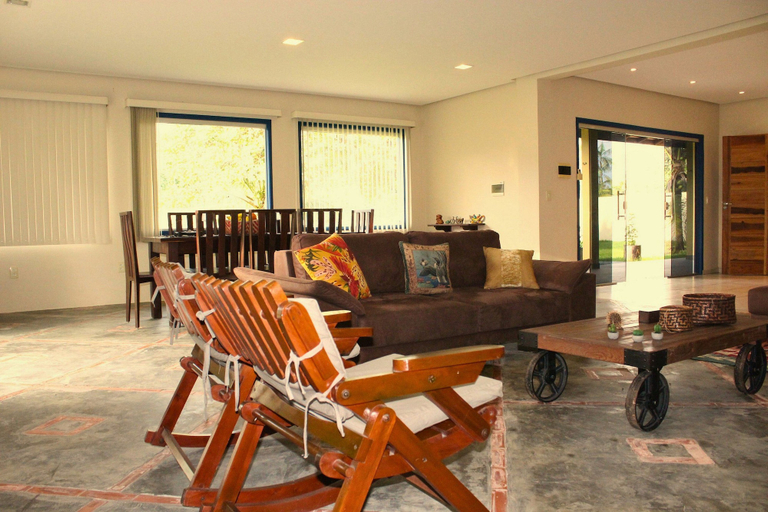 Living area 5, Casa ampla com jardim e 3 suítes em Novo Airão, Novo Airão