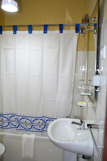 Bathroom 4, Hotel Central, Água Grande