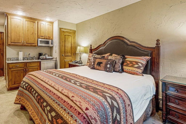 Bedroom 2, Lion Square Lodge, Eagle