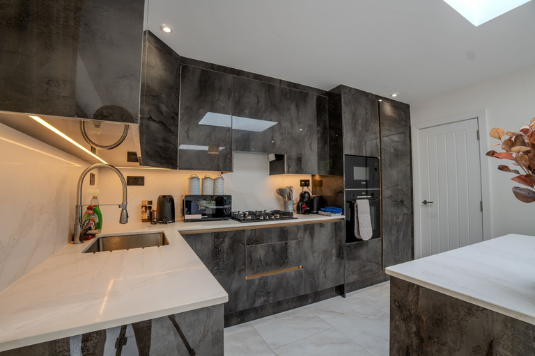 Room 3, Spacious 5bed House in Ruislip Sleeps 10, London