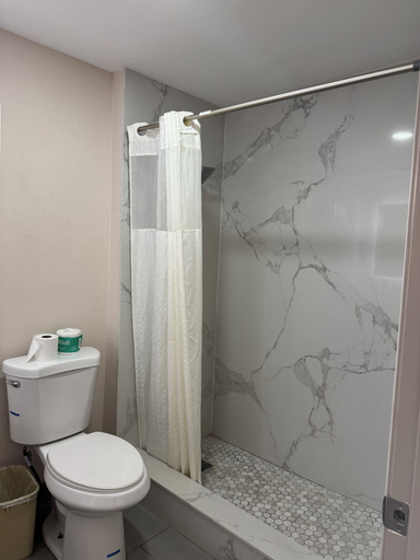 Bathroom 4, Rodeway Inn Ventura Midtown, Ventura