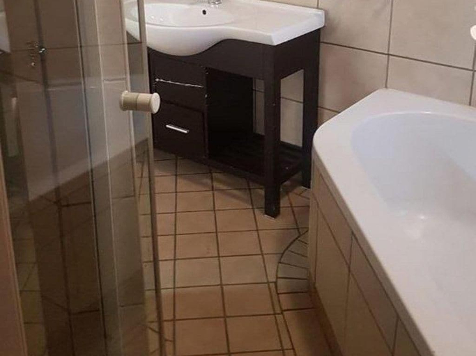 Bathroom 3, Country Blue Guest House, Capricorn