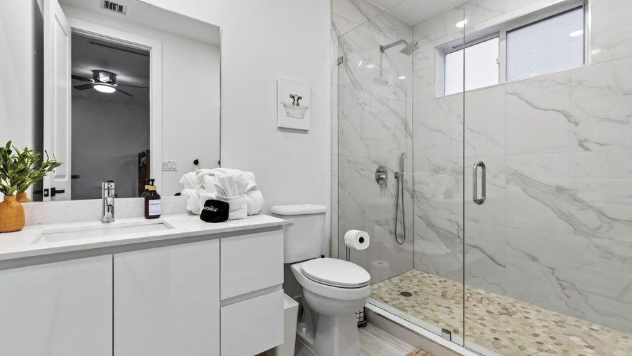 Interior 2, Palm Perch by Avantstay Shared Pool Deck + BBQ + Skyline Balcony Walk to Las Olas, Broward