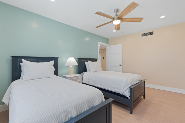 Room 4, Salty Seahorse Unit 200, Lee