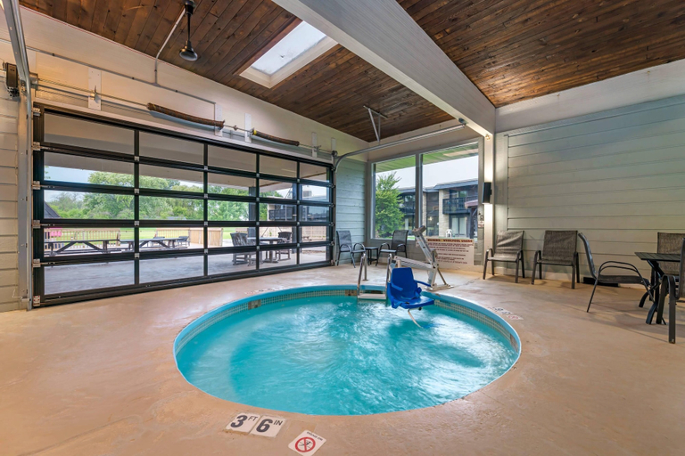 Sport & Beauty 5, Fairway Inn and Suites, an Ascend Collection Hotel, Manitowoc