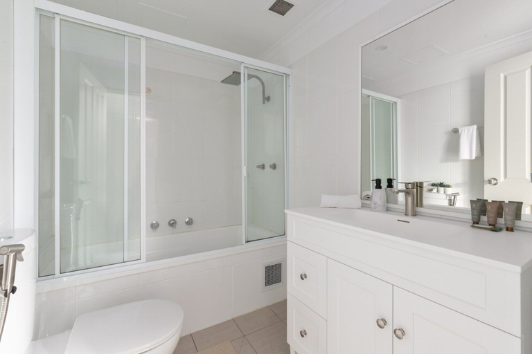 Bathroom 2, Bright 2-bed Retreat Near Darling Harbour, Sydney