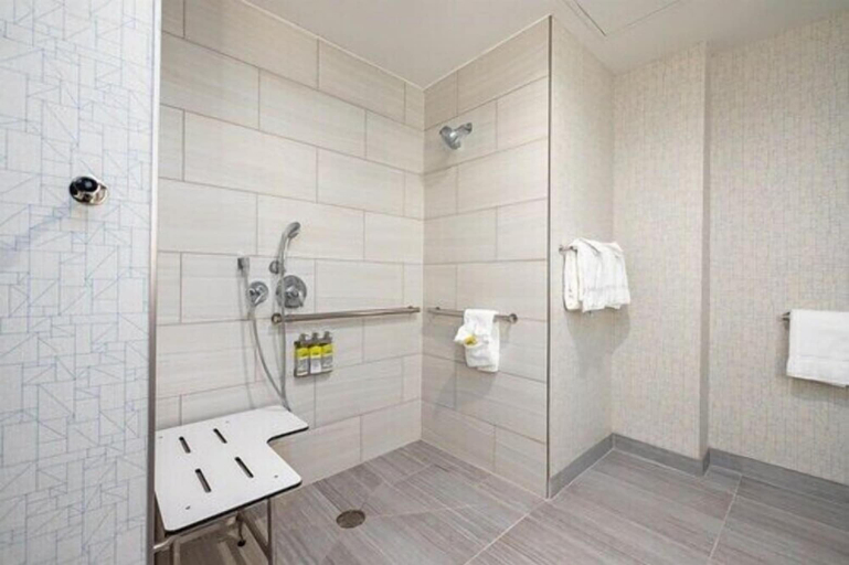 Bathroom 4, Holiday Inn Express & Suites BLYTHE by IHG, Riverside