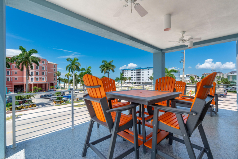 Outdoor dining 5, Salty Seahorse Unit 100, Lee