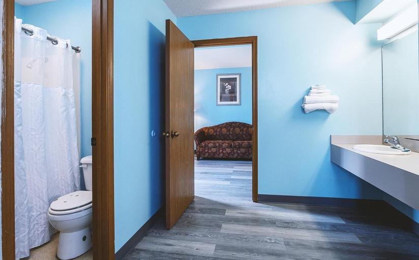 Bathroom 5, Blue Way Inn & Suites Wellington, Sumner