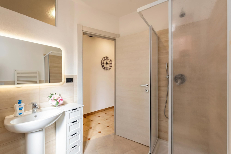 Bathroom 4, Da Lino Beachfront Apartment for 4, Genova