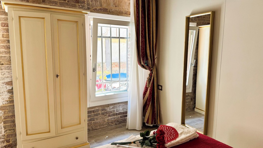 Room 3, Graceful Venice Barnaba Suite by Ca-sa Check, Venezia