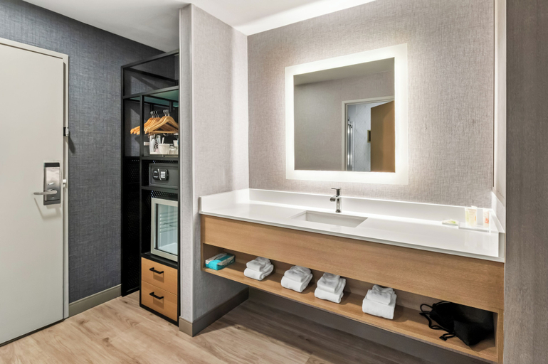 Bathroom 4, Radisson Hotel Portland Airport, Multnomah