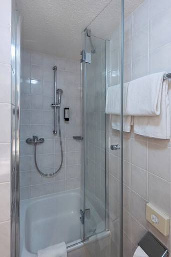 Bathroom 5, ACHAT Hotel Darmstadt Griesheim, Darmstadt-Dieburg