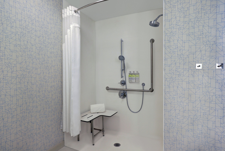 Bathroom 5, Holiday Inn Express KINGSTON WEST, Frontenac