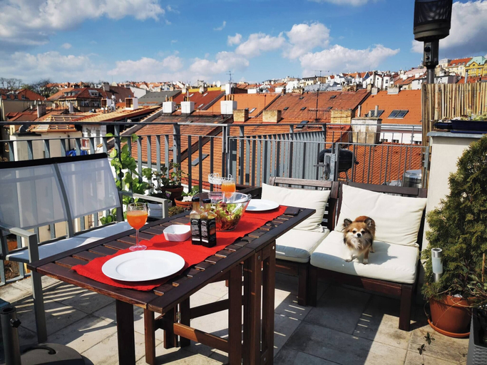 Outdoor dining 2, Rooftop Terrace Loft Apartment, Home Cinema, Praha 2