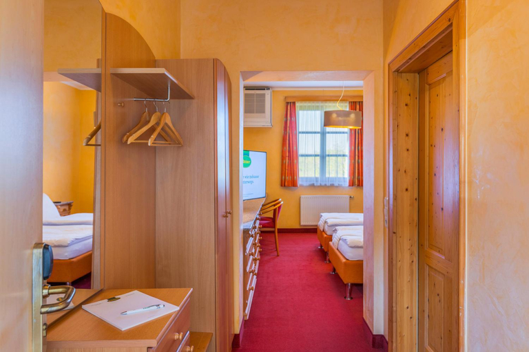 Bedroom 2, Oldtimer Motorhotel Guntramsdorf, Baden
