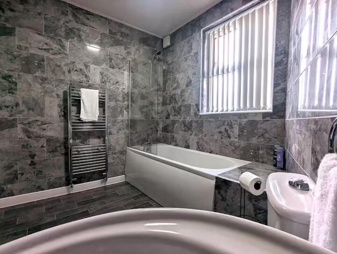 Room 4, 5 Bed House Manchester - Sleeps 9 - Free Parking, Tameside