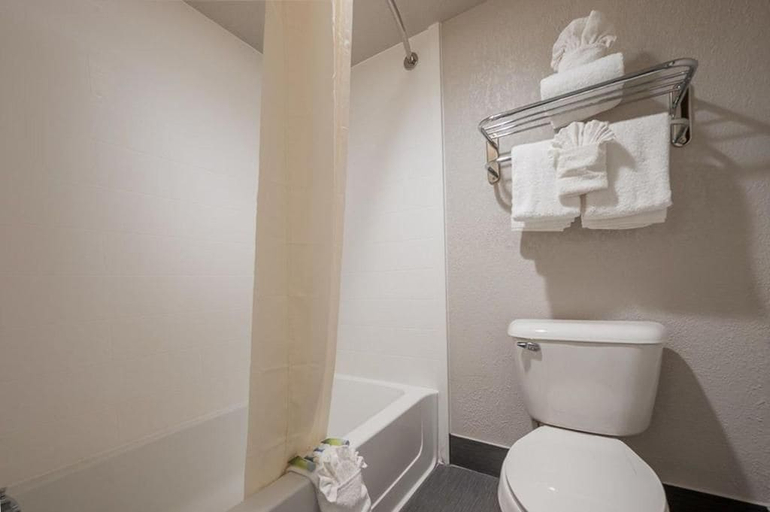 Bathroom 5, Stratford House Inns - Edmond, Oklahoma