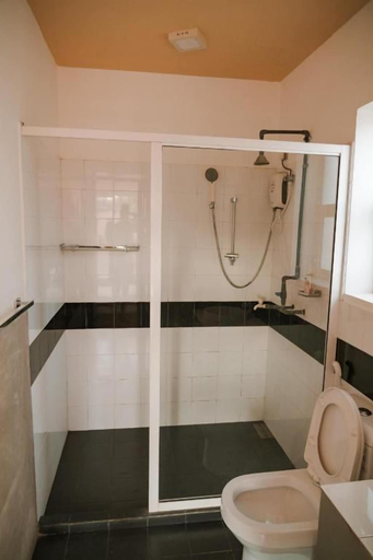 Bathroom 4, Hotel Tobiko, Trincomalee Town and Gravets