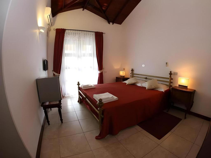 Bedroom 3, The MGS Hotel, Elpitiya