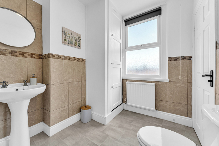 Bathroom 3, 3bedroom Sleeps 5 at Buxton, Derbyshire