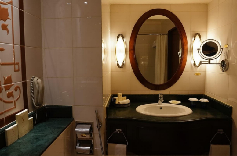 Bathroom 5, Avari Lahore, Lahore