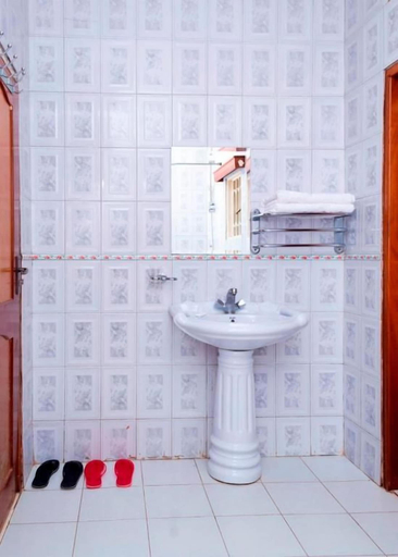 Bathroom 3, Kijungu Hill Hotel, Bugahya