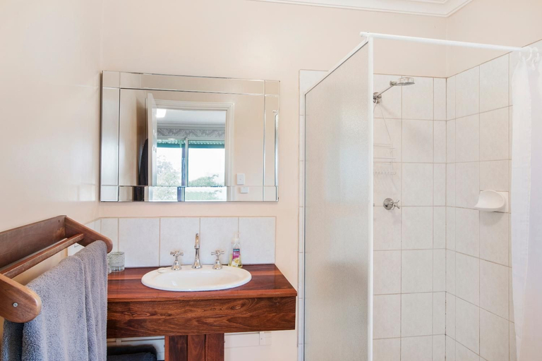Bathroom 4, Shambhala Guesthouse, Bridgetown-Greenbushes