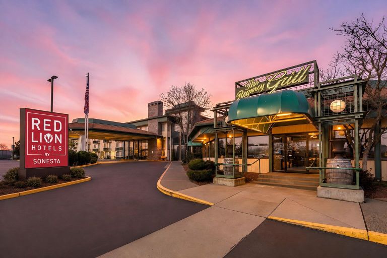 Exterior & Views 2, Red Lion Hotel Rogue Regency Medford Airport, Jackson