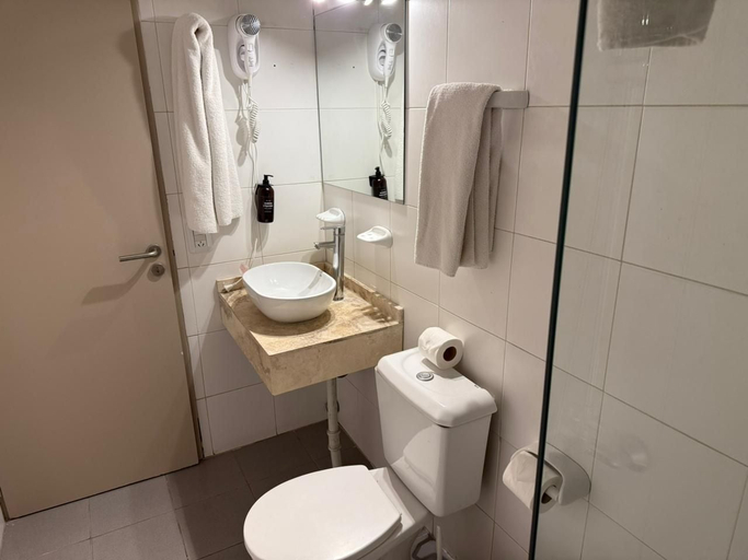 Bathroom 5, Dakar Hotel, Capital