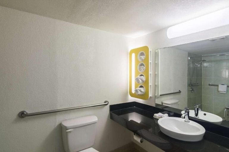 Bathroom 4, Motel 6 Wichita Falls, TX - North, Wichita