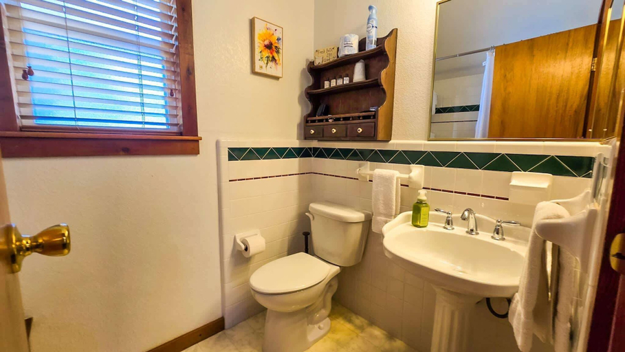Bathroom 2, Sunflower Guestroom With Pool, Comal