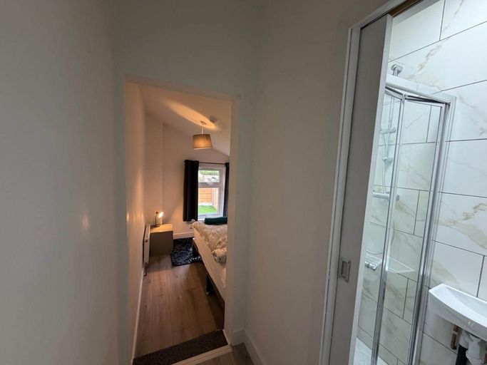 Room 4, Spacious 5-bedroom Home in Chatham With Private Garden Sleeps 7, Medway