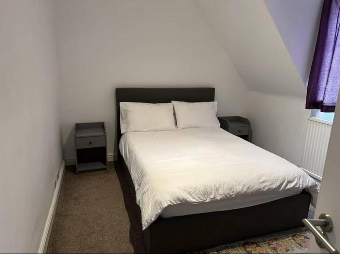 Room 3, Two Bedroom Flat in Camden, London