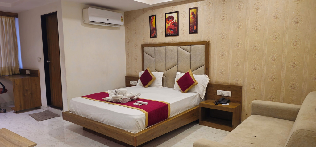 Room 3, Hotel Lee Grand Inn, Ahmadabad