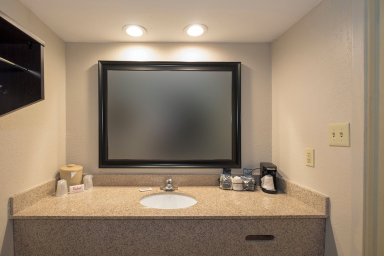 Bathroom 3, Red Roof Inn Mobile North - Saraland, Mobile