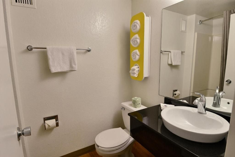 Bathroom 4, Motel 6 Danvers, MA - Boston North, Essex