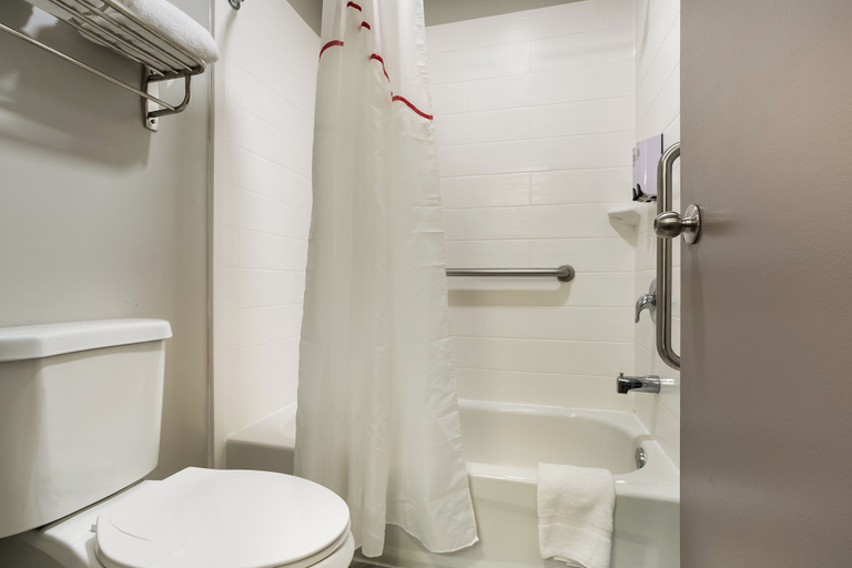 Bathroom 4, Red Roof Inn Denver - Lancaster County, Lancaster