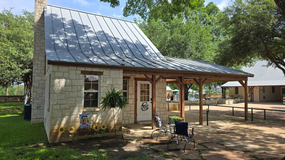 Exterior 5, Sunflower Guestroom With Pool, Comal