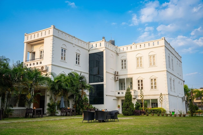 Exterior & Views