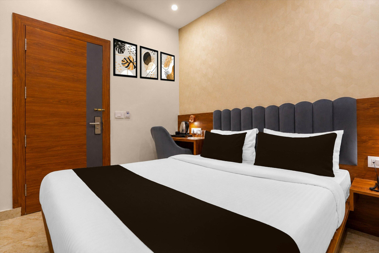 Room 4, Deluxe Room Hotel Rama Inn, Faizabad