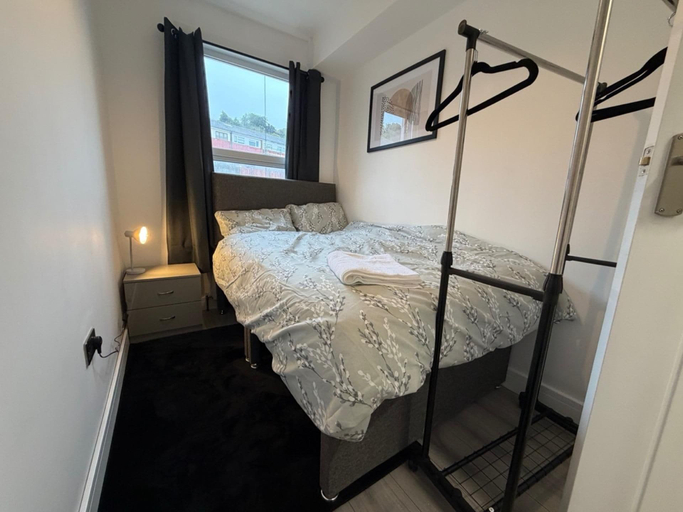 Room 2, Spacious 5-bedroom Home in Chatham With Private Garden Sleeps 7, Medway