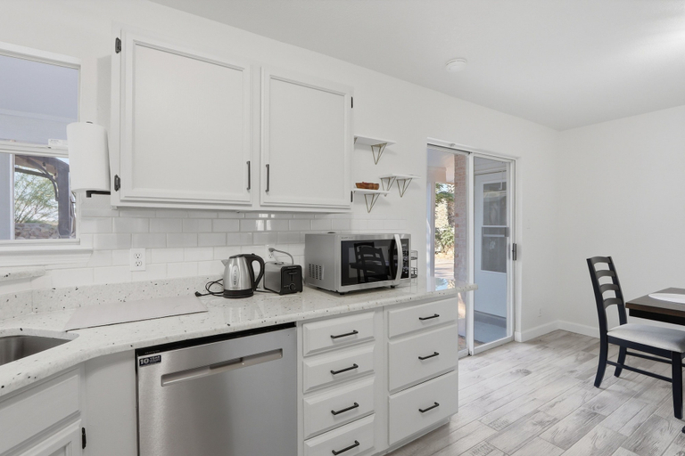Private kitchen 4, Savor Desert Sunsets With Fireplace In El Paso 3 Bedroom Home, El Paso