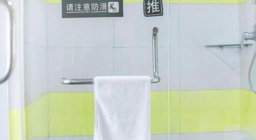 Bathroom, 7 Days Inn Tongren Railway Station Jintan, Tongren