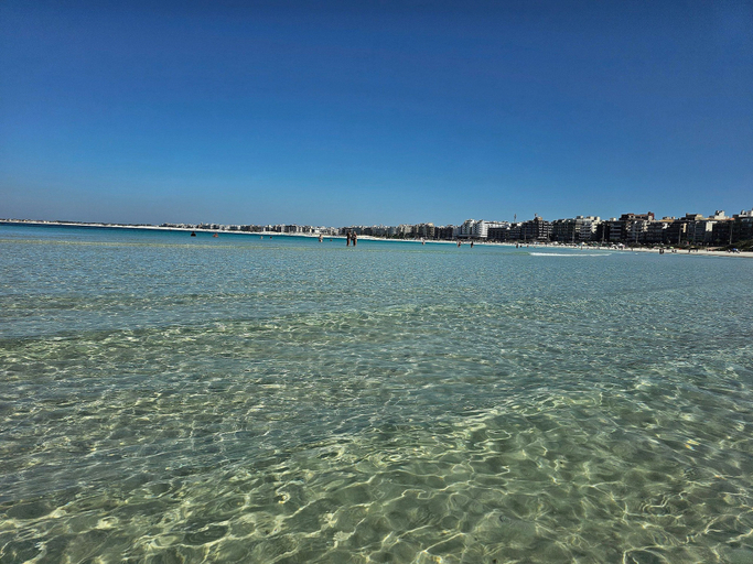 Beach 5, AP com 2 Suítes na Praia do Forte Malibu, Cabo Frio