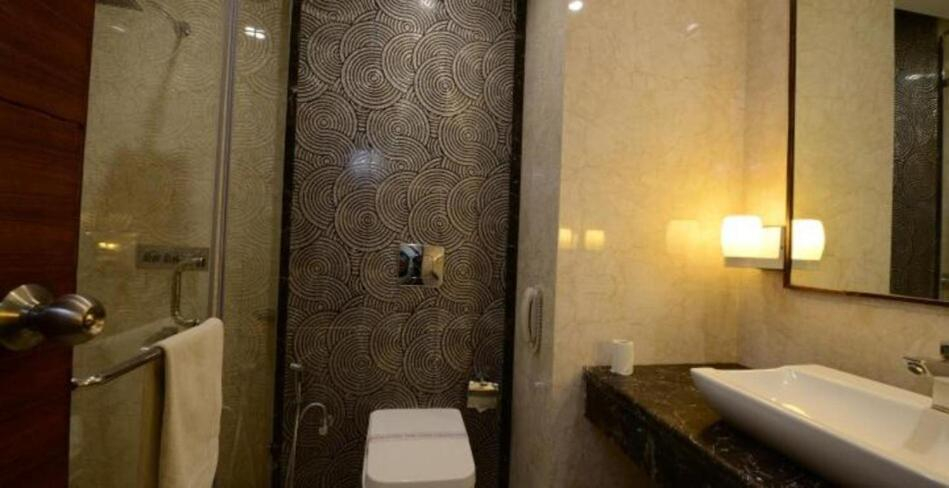 Bathroom 5, Hotel Seven Hills Tower, Agra