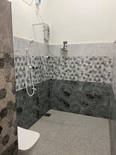 Bathroom, The Royal Ember, Pothuvil