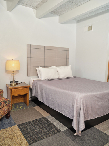 Room 4, The Oakwood Inn, Logan