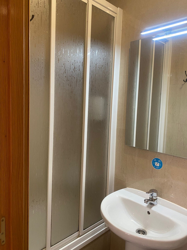 Bathroom 5, Hostal Retiro, Madrid