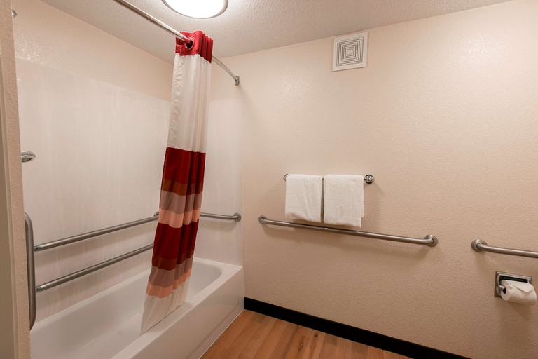 Bathroom 4, Red Roof PLUS+ Washington DC - Oxon Hill, Prince George's